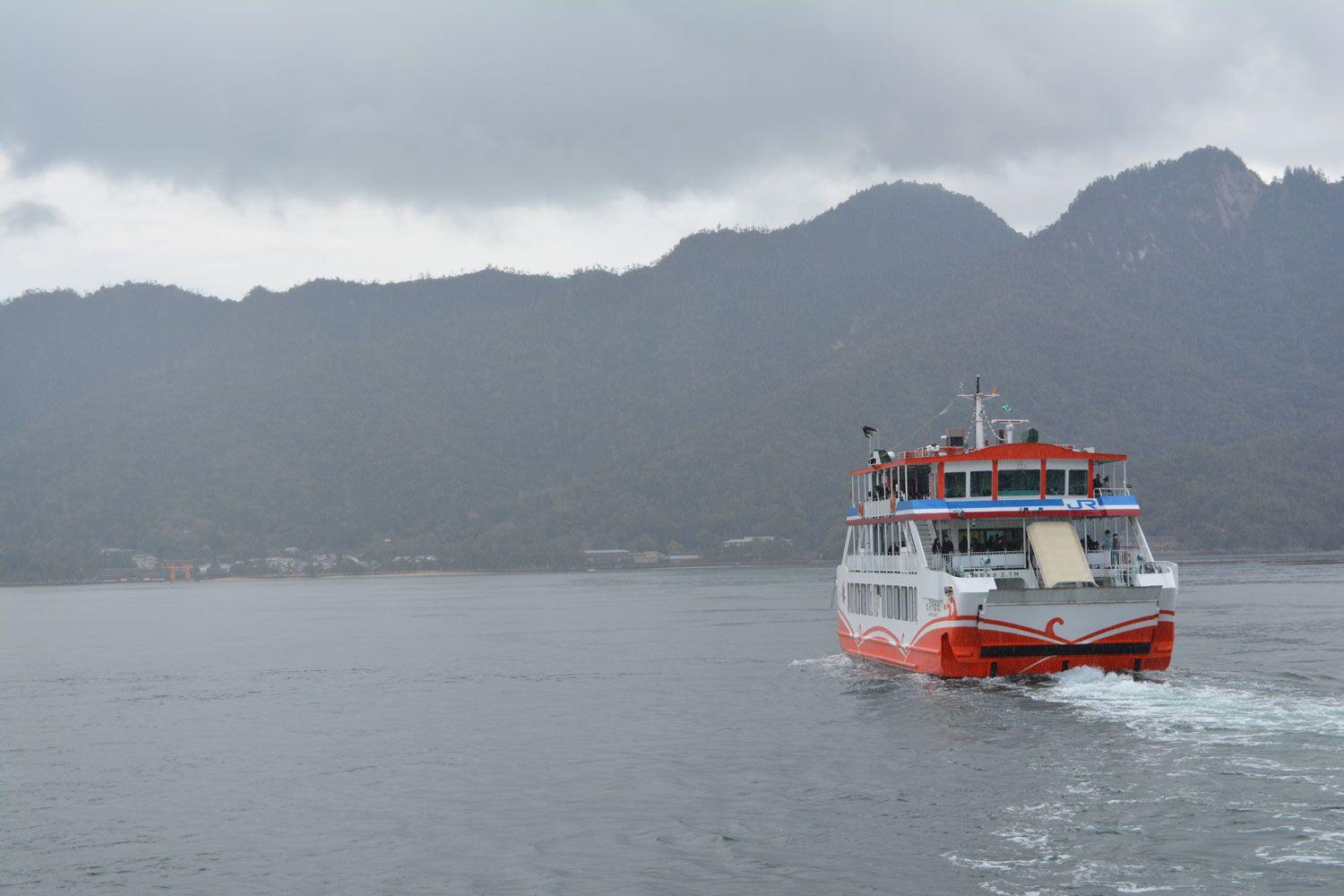 Von Hiroshima nach Miyajima fahren